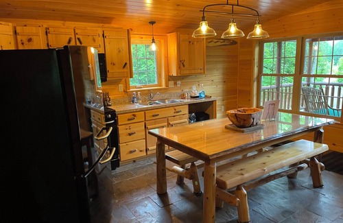 Bradford Kabine | Charming 3-bedroom lodge with WiFi, AC in serene Bradford on trout pond.