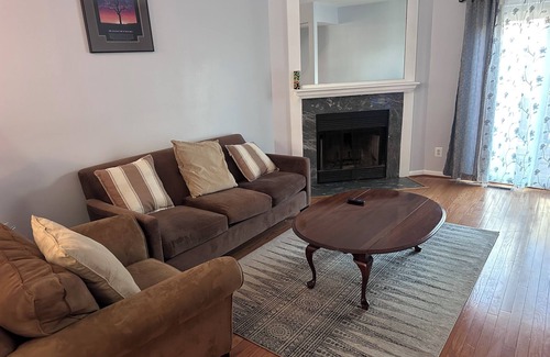 Franconia Haus | Charming 3-bedroom townhome with WiFi and AC in Alexandria