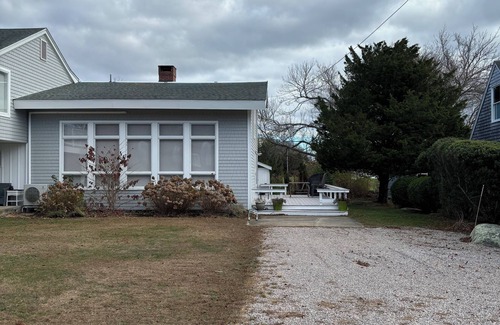 Quonochontaug Haus | Charming 3-bedroom townhome-like guest unit with AC and WiFi in QEBA