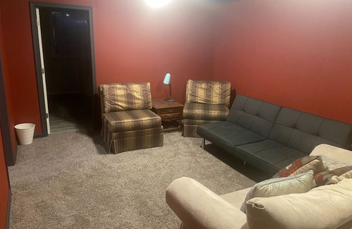 Creston Haus | Charming 3-bedroom house with WiFi and AC in Grand Rapids