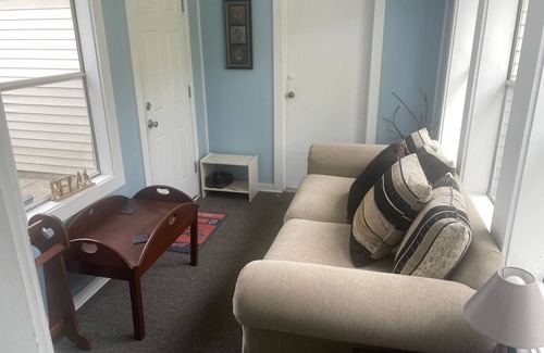 Creston Haus | Charming 3-bedroom house with WiFi and AC in Grand Rapids