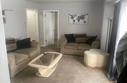 Creston Haus | Charming 3-bedroom house with WiFi and AC in Grand Rapids