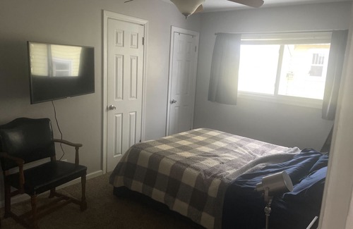 Creston Haus | Charming 3-bedroom house with WiFi and AC in Grand Rapids