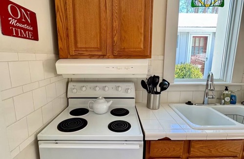 Hot Springs Hütte | Charming 3-bedroom cottage with WiFi and AC in Hot Springs