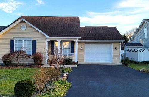 Martinsburg Haus | Charming 3-bedroom house in a tranquil neighborhood with a fenced yard.