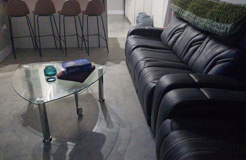 Springfield Haus | Charming 3-bedroom house with AC, WiFi in beautiful Springfield by the water.