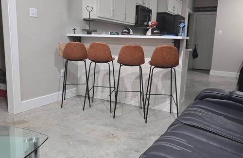 Springfield Haus | Charming 3-bedroom house with AC, WiFi in beautiful Springfield by the water.