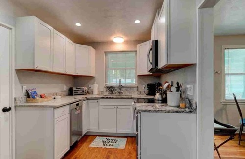 Holly Hill Haus | Charming 3BR BlueRiverBungalow, 6 min to Daytona Beach, 3 min drive to Pictona