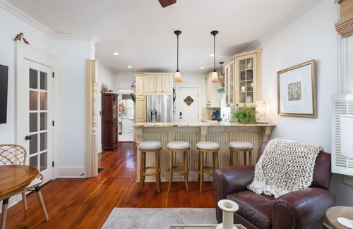 Geneva Haus | Charming 3BR Cottage + Garden, Walk to Downtown & Metra, Sleeps 6