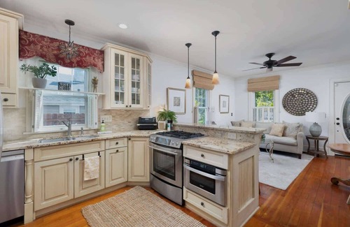 Geneva Haus | Charming 3BR Cottage + Garden, Walk to Downtown & Metra, Sleeps 6