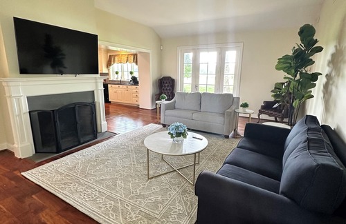 Chesapeake City Hütte | Charming 4-Bedroom Cottage - Vineyard Views & Waterfront Tasting Room & Resort