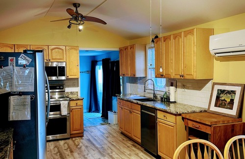 Issue Hütte | Charming 4-bedroom, 2-bath cottage, dog friendly, AC, WiFi, 1 block to beach