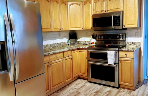 Issue Hütte | Charming 4-bedroom, 2-bath cottage, dog friendly, AC, WiFi, 1 block to beach