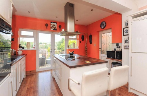 Chesterfield Haus | Charming 4-Bedroom Bungalow, Lush Garden, and Stunning Views – Perfect Location