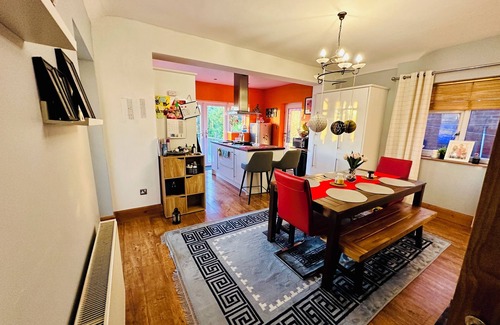 Chesterfield Haus | Charming 4-Bedroom Bungalow, Lush Garden, and Stunning Views – Perfect Location