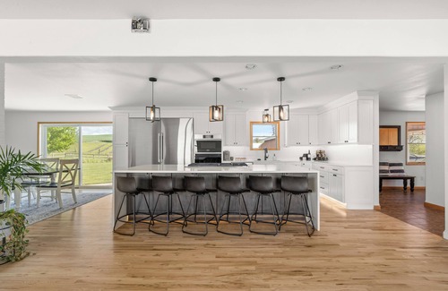 Whitman County Haus | Charming 4 bedroom, 3 bathroom Brick Home located on 3 rural acres.