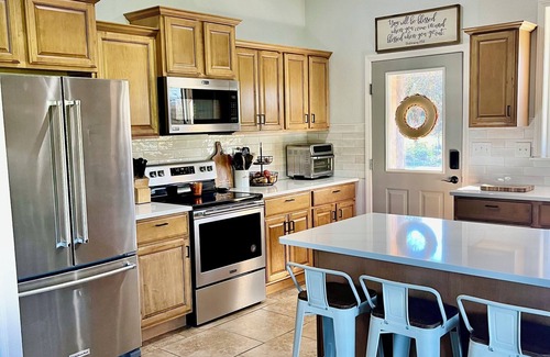 Eldon Sonstige | Charming 4-bedroom farmhouse in Eldon with pool, hot tub & firepit!