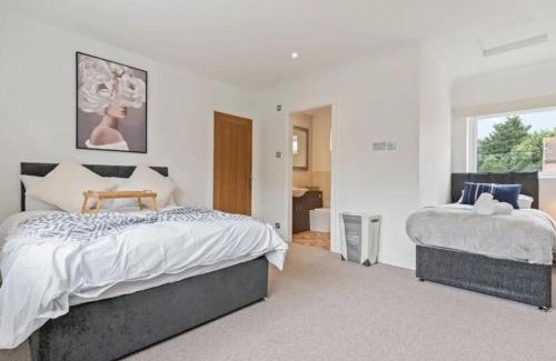 Malvern Haus | Charming 4 Bedroom 3 Bathroom House - Sleeps up to 9 - Pool Table, Sky TV & Netflix, Fast WiFi, Driveway Parking & Self-Check-In By Yoko Property