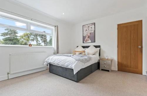 Malvern Haus | Charming 4 Bedroom 3 Bathroom House - Sleeps up to 9 - Pool Table, Sky TV & Netflix, Fast WiFi, Driveway Parking & Self-Check-In By Yoko Property