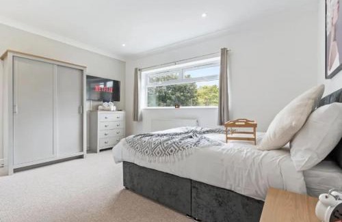 Malvern Haus | Charming 4 Bedroom 3 Bathroom House - Sleeps up to 9 - Pool Table, Sky TV & Netflix, Fast WiFi, Driveway Parking & Self-Check-In By Yoko Property