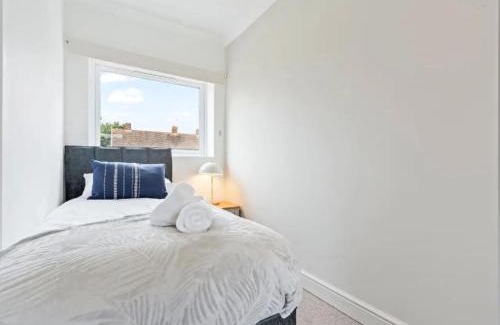 Malvern Haus | Charming 4 Bedroom 3 Bathroom House - Sleeps up to 9 - Pool Table, Sky TV & Netflix, Fast WiFi, Driveway Parking & Self-Check-In By Yoko Property