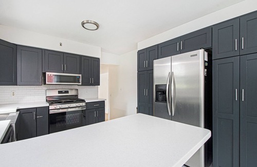 Grandville Haus | Charming 4-bedroom house with AC, WiFi, and a swimming pool in Grandville