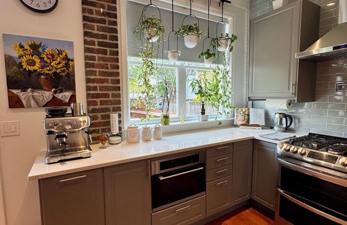 Stanton Park Haus | Charming 4-bedroom house with WiFi and AC in enchanting Washington