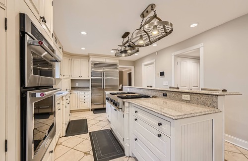 Lake Shore Haus | Charming 4-bedroom house with WiFi and AC. The beach is your backyard!