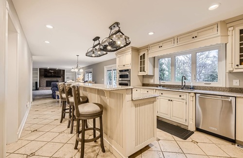 Lake Shore Haus | Charming 4-bedroom house with WiFi and AC. The beach is your backyard!