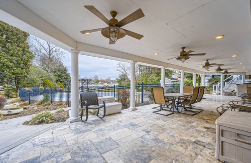 Lake Shore Haus | Charming 4-bedroom house with WiFi and AC. The beach is your backyard!