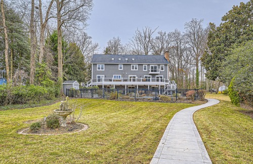 Lake Shore Haus | Charming 4-bedroom house with WiFi and AC. The beach is your backyard!