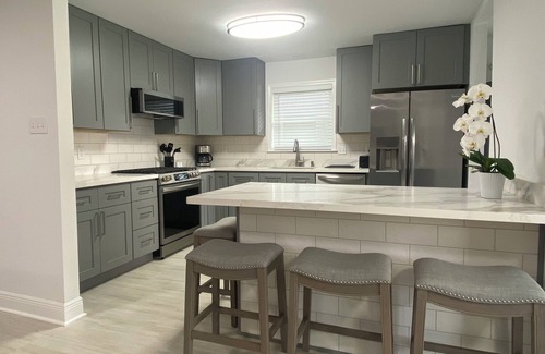 Kenner - Louis Armstrong International Airport Haus | Charming 4 bedroom super clean and safe in Metairie newly remodeled WiFi & AC