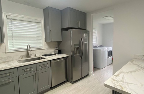 Kenner - Louis Armstrong International Airport Haus | Charming 4 bedroom super clean and safe in Metairie newly remodeled WiFi & AC