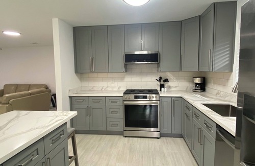 Kenner - Louis Armstrong International Airport Haus | Charming 4 bedroom super clean and safe in Metairie newly remodeled WiFi & AC