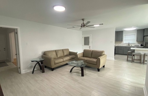 Kenner - Louis Armstrong International Airport Haus | Charming 4 bedroom super clean and safe in Metairie newly remodeled WiFi & AC