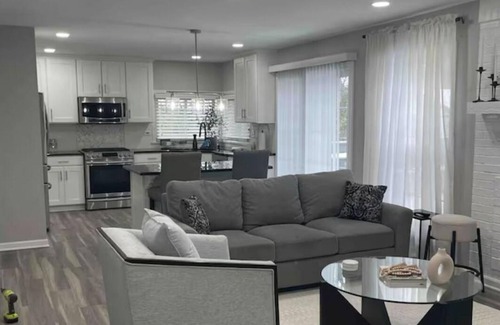 Lake Zurich Haus | Charming 4-bedroom house in Lake Zurich w/ indoor fireplace and private backyard