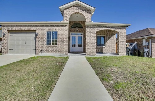 Plum Orchard Haus | Charming 4-bedroom bungalow with WiFi and AC in vibrant New Orleans