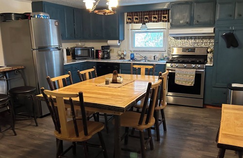 Upper Tract Kabine | Charming 4-bedroom cabin with HOTTUB in peaceful Upper Tract with WiFi, AC