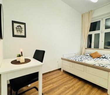 Liesing Wohnung | Charming 5BR Shared Apt, Minutes from Atzgersdorf