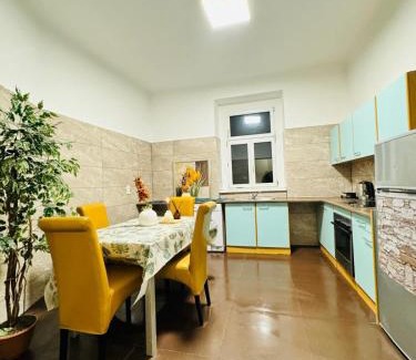 Liesing Wohnung | Charming 5BR Shared Apt, Minutes from Atzgersdorf