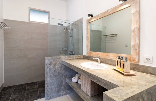 Batubelig Villa | Charming 7BR Villa W/ Pool & Balcony in Bali, Bali villa 2206