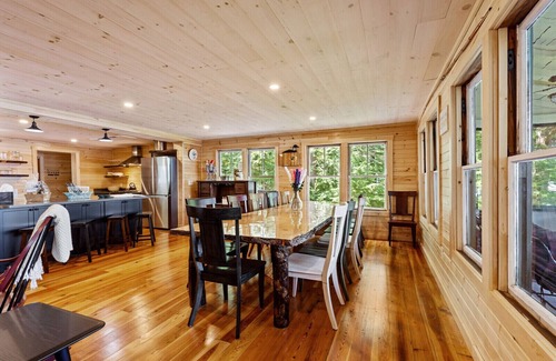 Belgrade Lakes Hütte | Charming 8-bedroom cottage with AC and WiFi in peaceful Belgrade