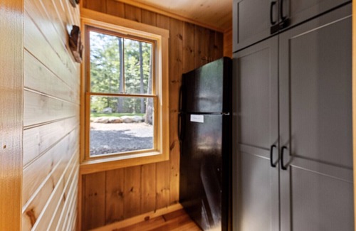 Belgrade Lakes Hütte | Charming 8-bedroom cottage with AC and WiFi in peaceful Belgrade