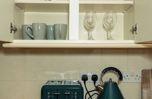 Warwick Haus | Charming and Cosy Home- Sleeps 4, Free Parking, Private Patio - Central Warwick