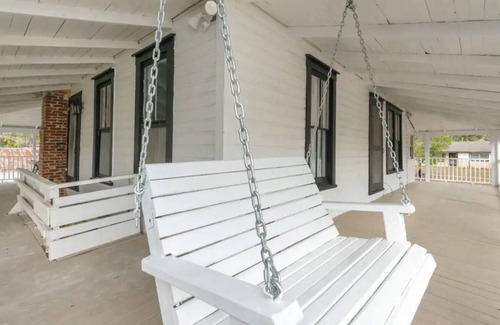 Clermont Haus | Charming and Historic Southern Homestead