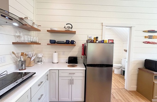 Manset Wohnung | Charming apartment for two in Southwest Harbor. King bed, AC, well-equipped.