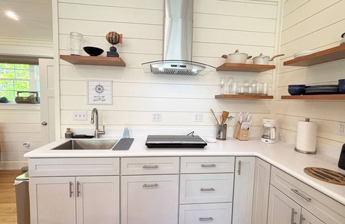 Manset Wohnung | Charming apartment for two in Southwest Harbor. King bed, AC, well-equipped.