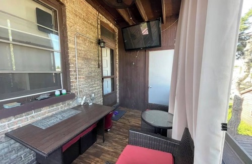 Blue Island Haus | Charming Apartment with WiFi and AC in enchanting Blue Island.