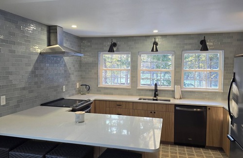 West Enfield Wohnung | Charming apartment with 1 bedroom and AC, WiFi in Enfield. Lake views!