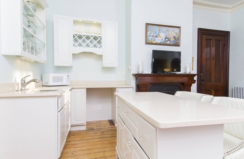 Fifth Ward Wohnung | Charming apartment with 12 foot ceilings, fireplaces, and lots of sunshine.